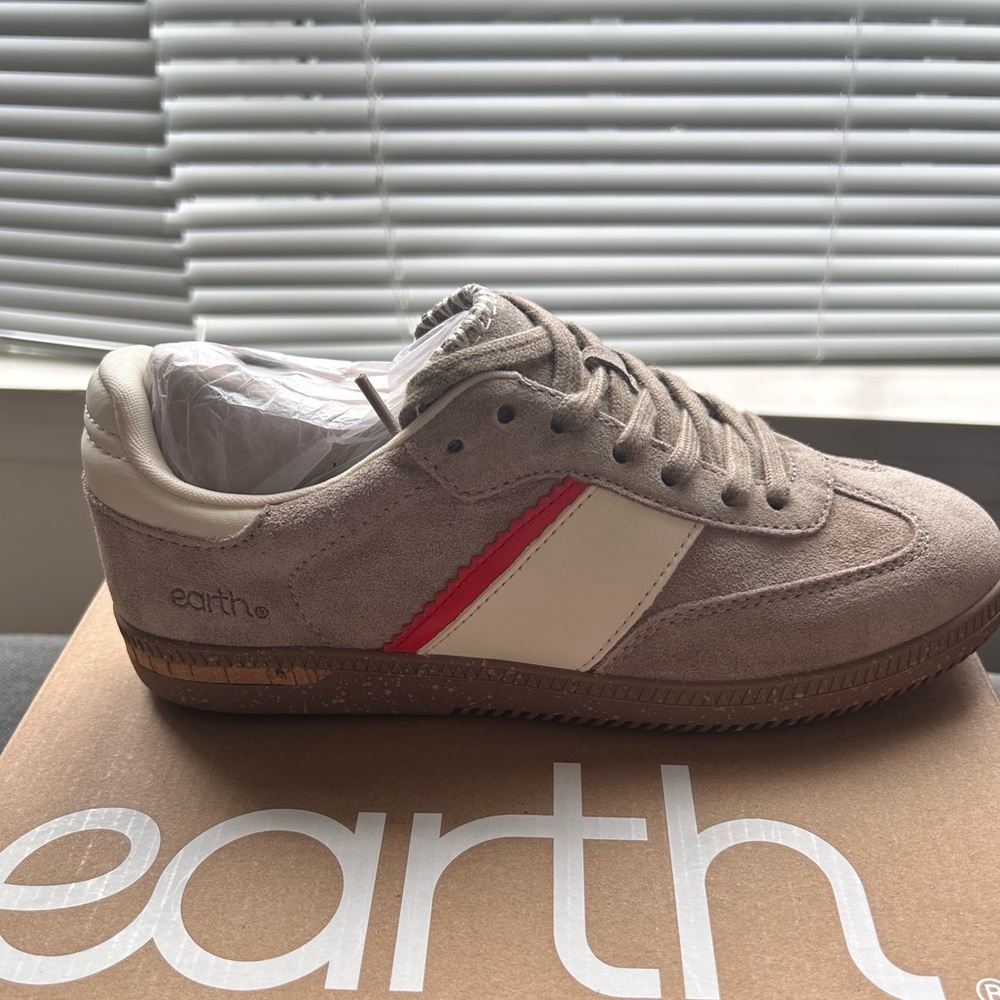 Earth 

Penny Lace-Up Sneakers